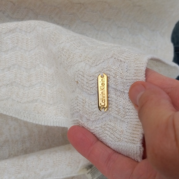 Calvin Klein Cream+ Gold ThreadCape 84%Acrylic One Size New With Tag Excel.Cond. - Picture 3 of 8